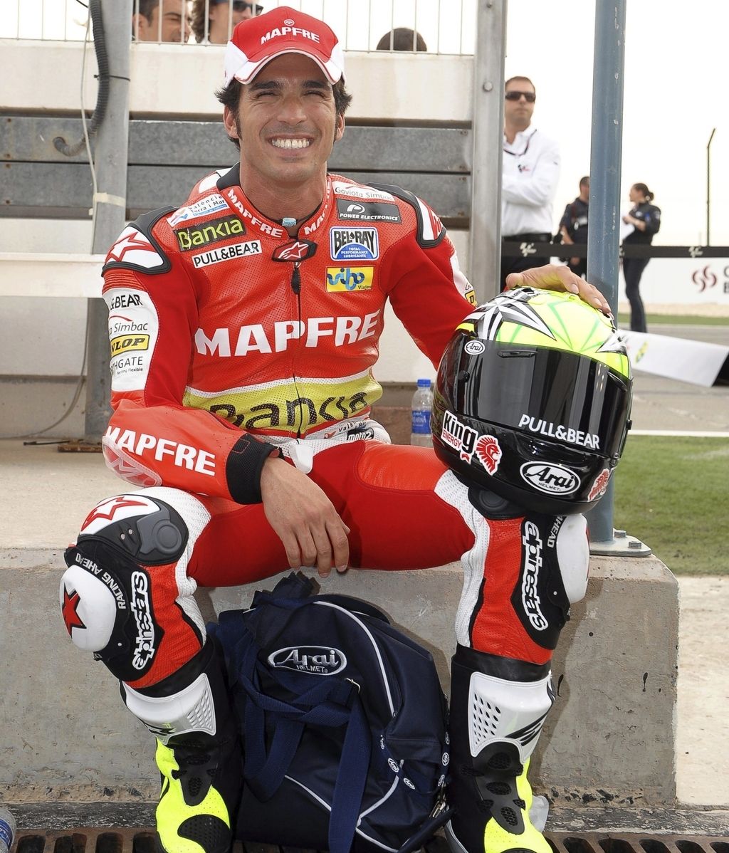 Toni Elias posa antes de los primeros libres