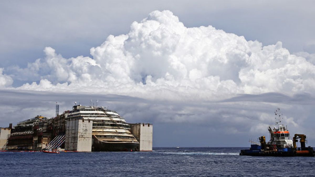 El Costa Concordia, últimas pruebas antes de ser remolcado rumbo al desguace