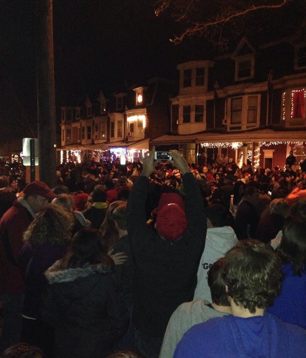 10,000 personas se concentran frente a la casa de Laney Brown para cantarle