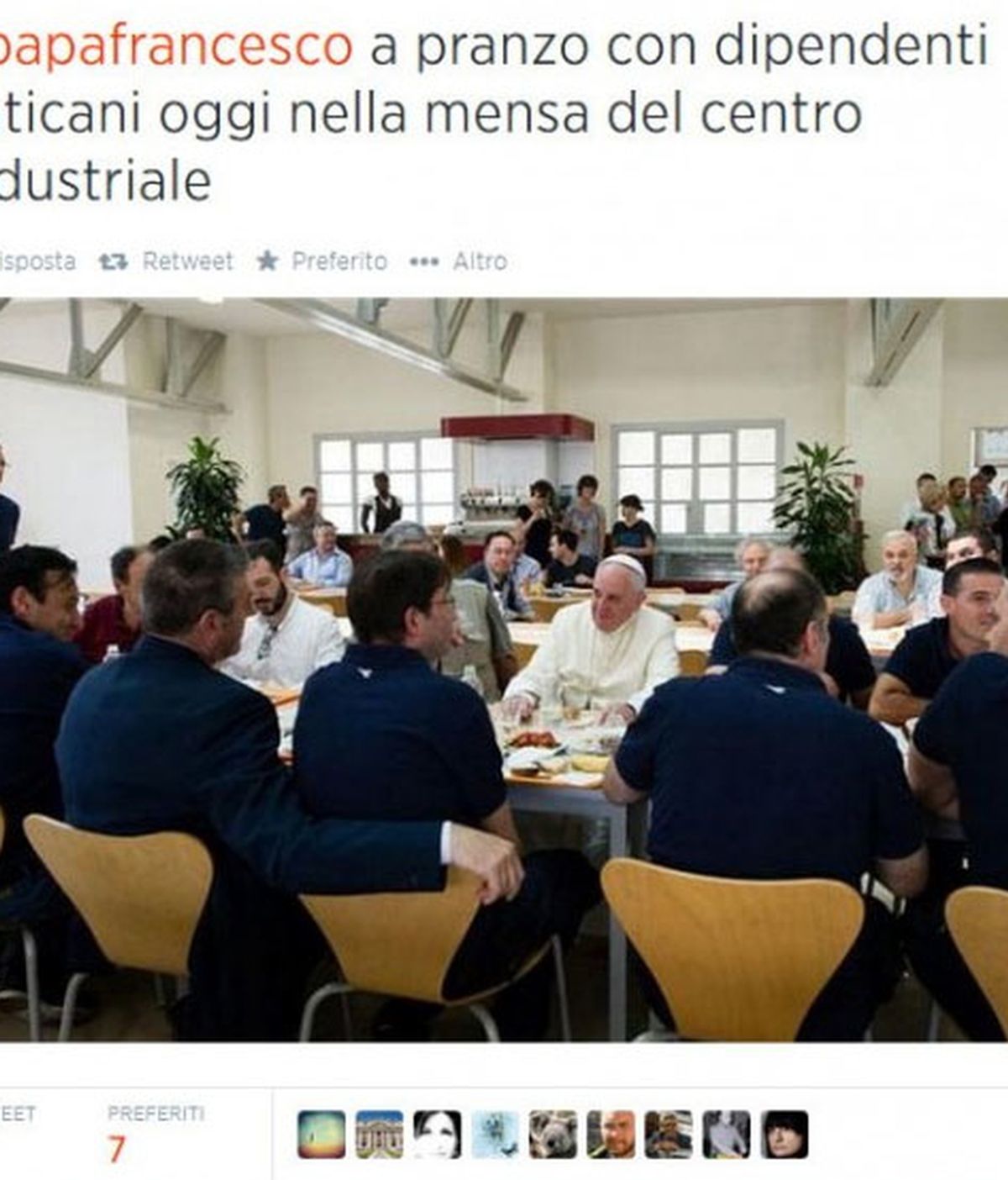 El papa en el comedor de la Santa Sede, como uno más