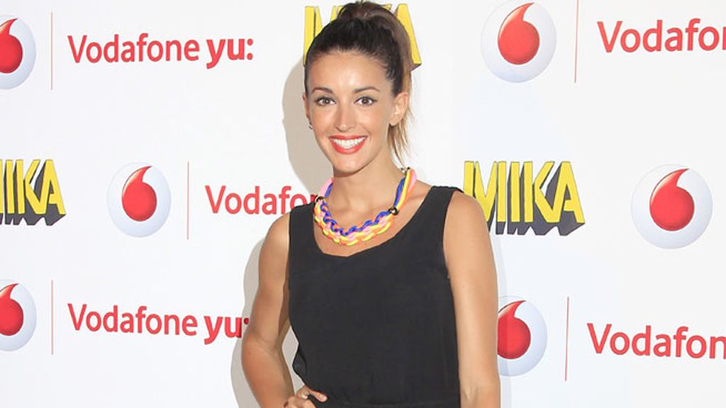 Noelia López llevó un vestido negro y complementos flúor