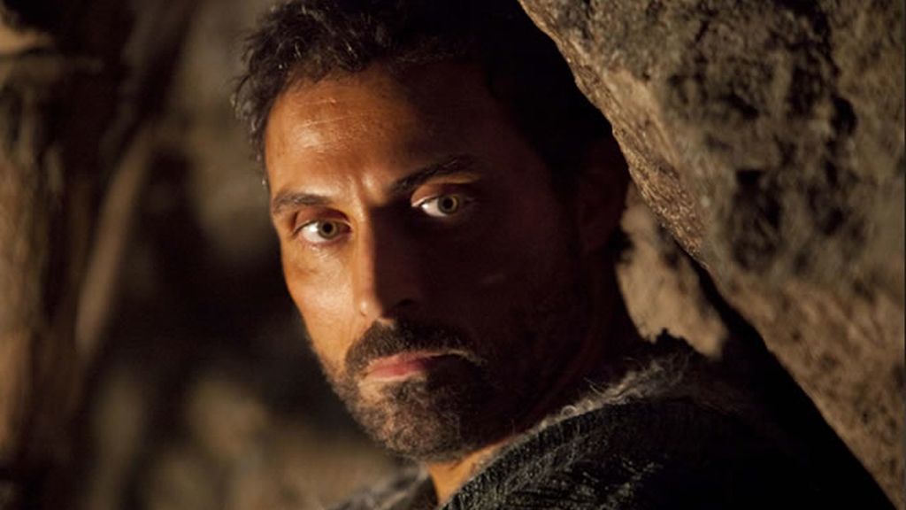 Rufus Sewell es Tom Builder