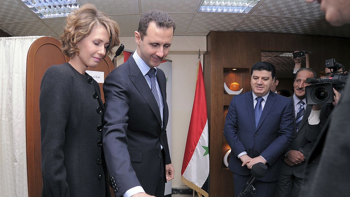 El presidente de Siria Bashar Al Assad vota junto con su esposa