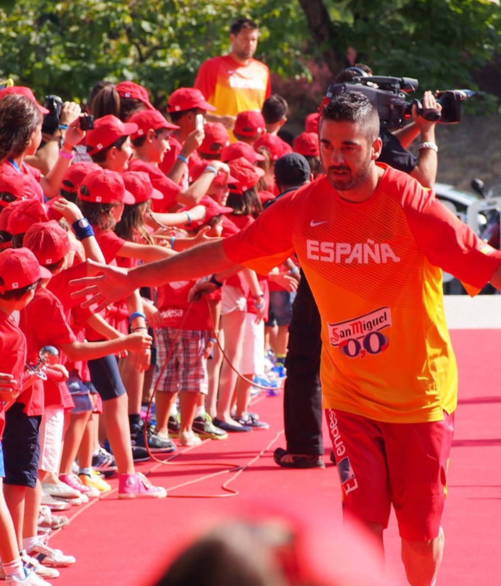 'La Bomba' Navarro saludando a los niños
