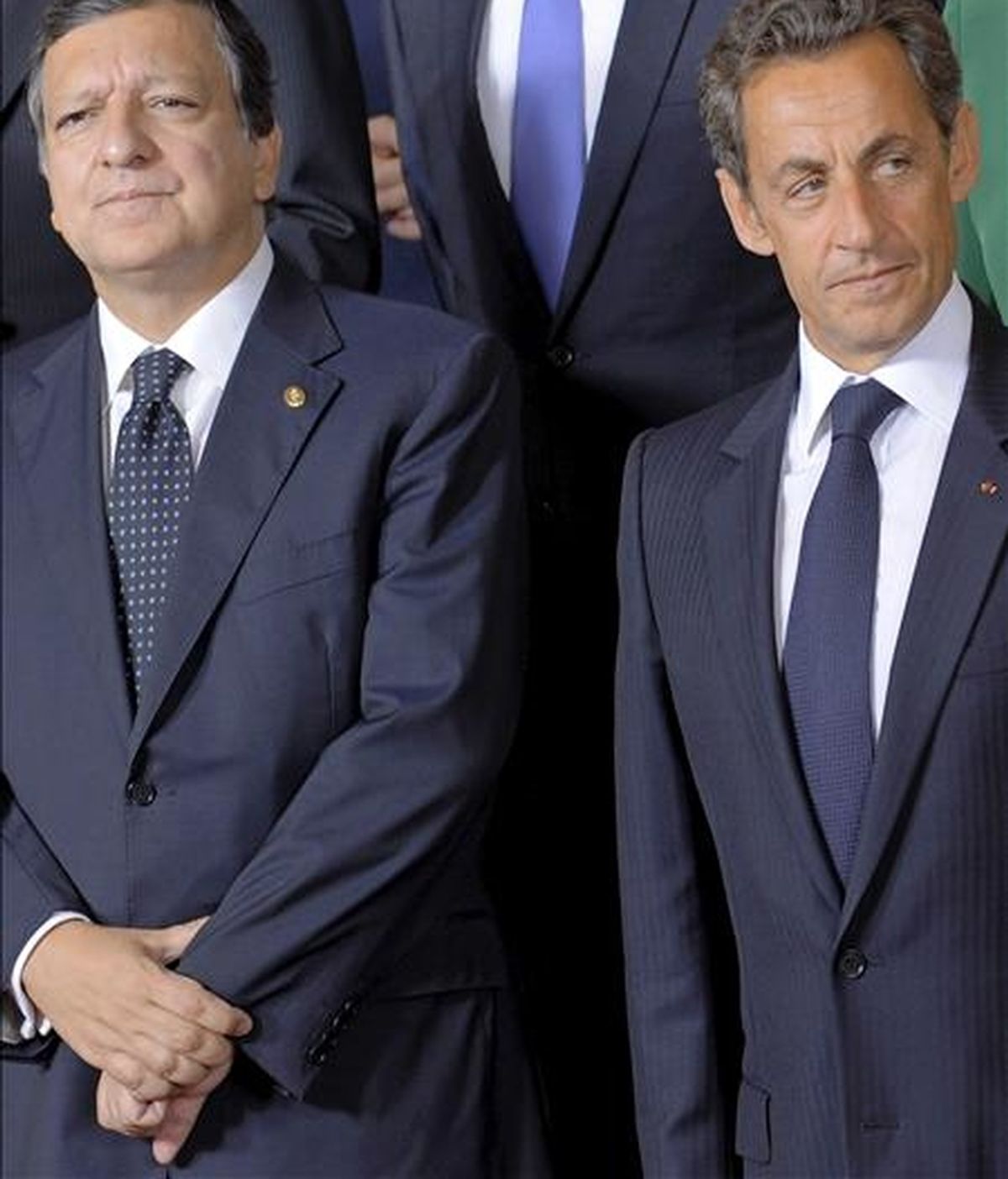 El presidente de la Comisión Europea, el portugués Jose Durao Barroso (i), y el presidente francés, Nicolas Sarkozy (d), durante la foto de familia en la cumbre del Consejo Europeo que se celebra hoy jueves 16 de septiembre de 2010 en Bruselas, Bélgica. Los líderes de la Unión Europea celebran hoy una cumbre destinada a reforzar su política exterior en un momento de tensiones internas debido a la polémica expulsión de gitanos rumanos y búlgaros por parte de Francia. EFE