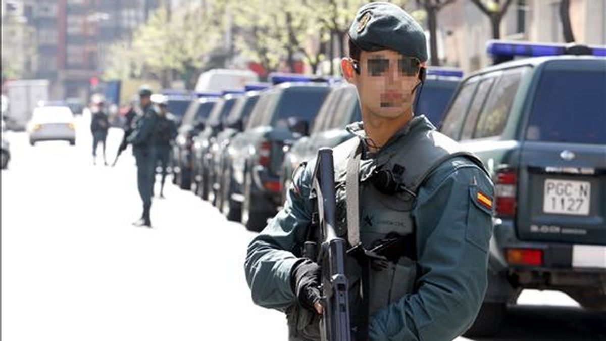 Agentes de la Guardia Civil durante una operación antiterrorista en Bilbao el pasado abril. EFE