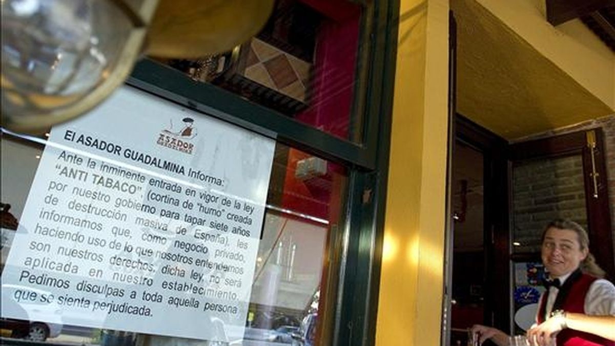 Cristalera exterior del asador Guadalmina de Marbella (Málaga) fotografiada este lunes y en la que se aprecia un cartel que anuncia la intención de no aplicar la Ley antitabaco. EFE