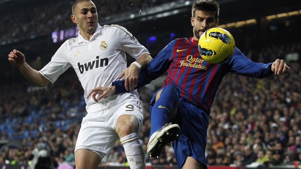 Benzemá y Piqué pelean por un balón, durante el Clásico Benzemá y Piqué pelean por un balón, durante el Clásico