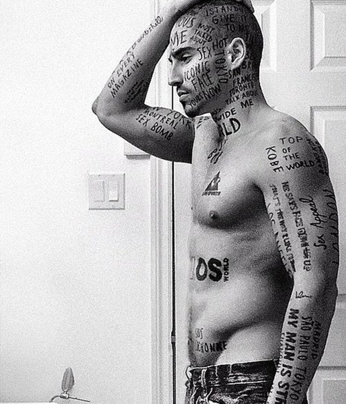 Tiene 24 tatuajes en la cara para ser el hombre más famoso del mundo