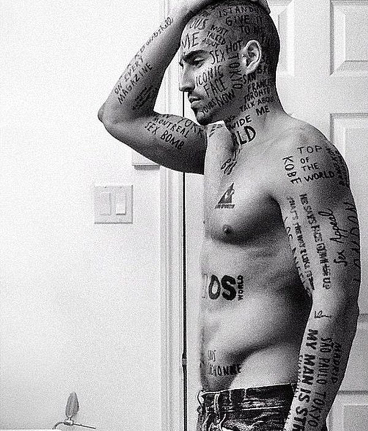 Tiene 24 tatuajes en la cara para ser el hombre más famoso del mundo Tiene 24 tatuajes en la cara para ser el hombre más famoso del mundo