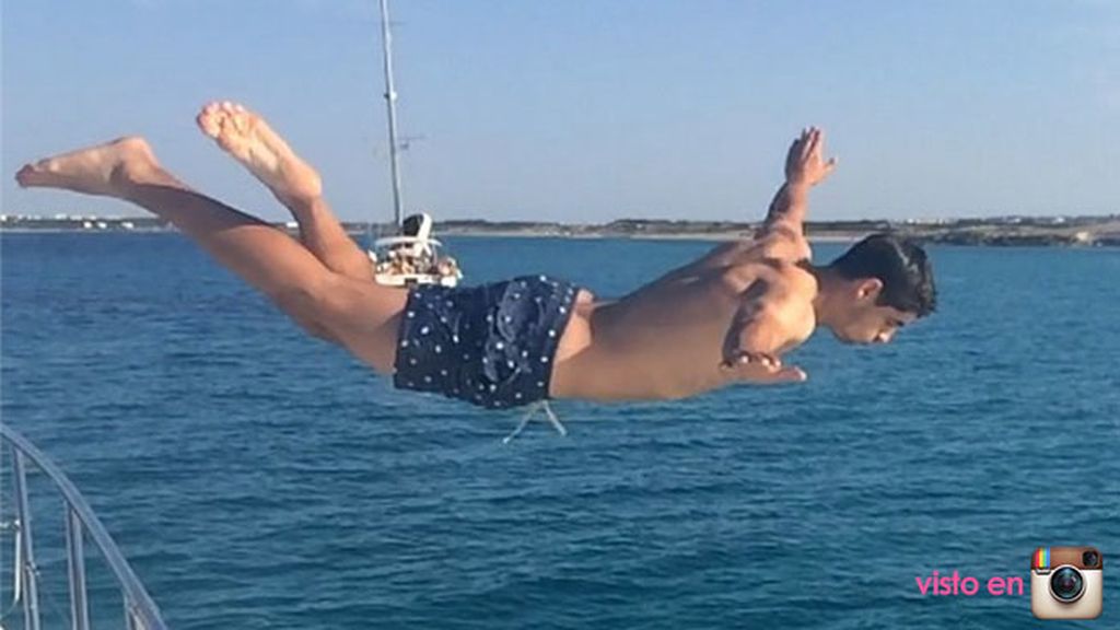 Álvaro Morata se atrevió a lanzarse al mar desde las rocas