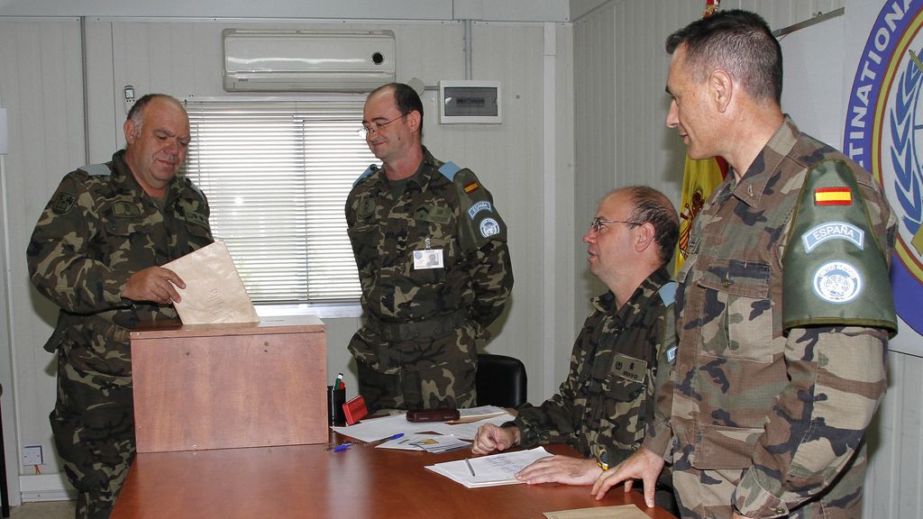 Militares españoles votan en el extranjero