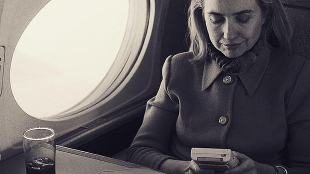 ¿Secretaria de Estado jugando a la Game Boy? ¡Top friki!