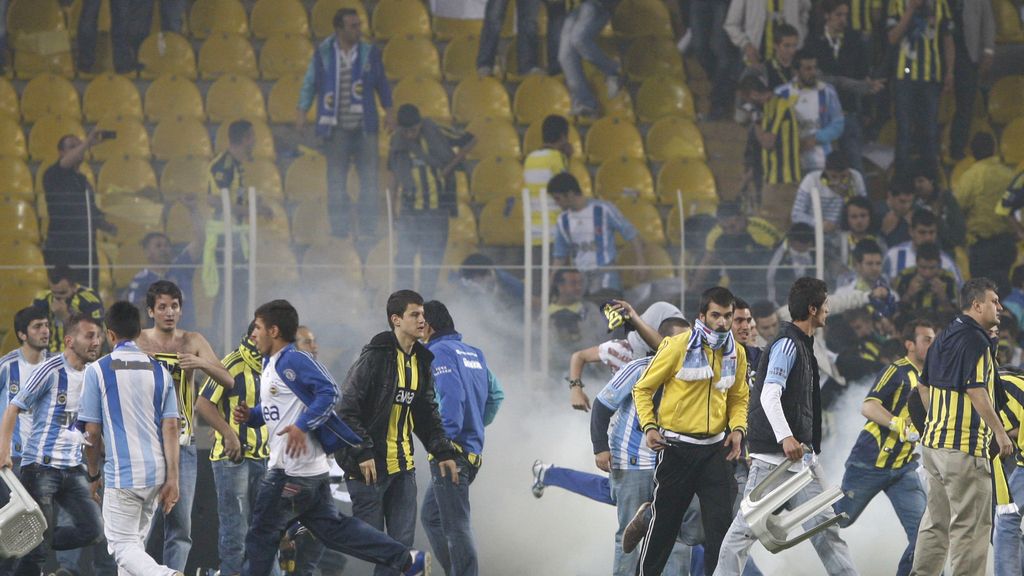 Duro enfrentamiento de los hinchas del Fenerbahce con la policía
