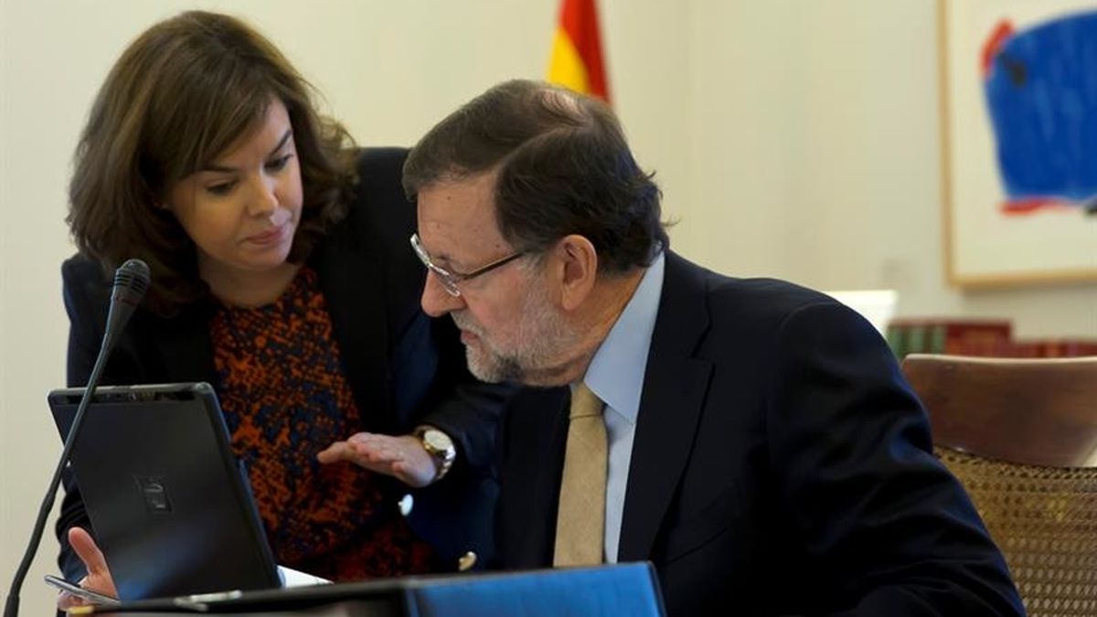 El presidente del Gobierno, Mariano Rajoy, junto a la vicepresidenta Soraya Sáenz de Santamaría