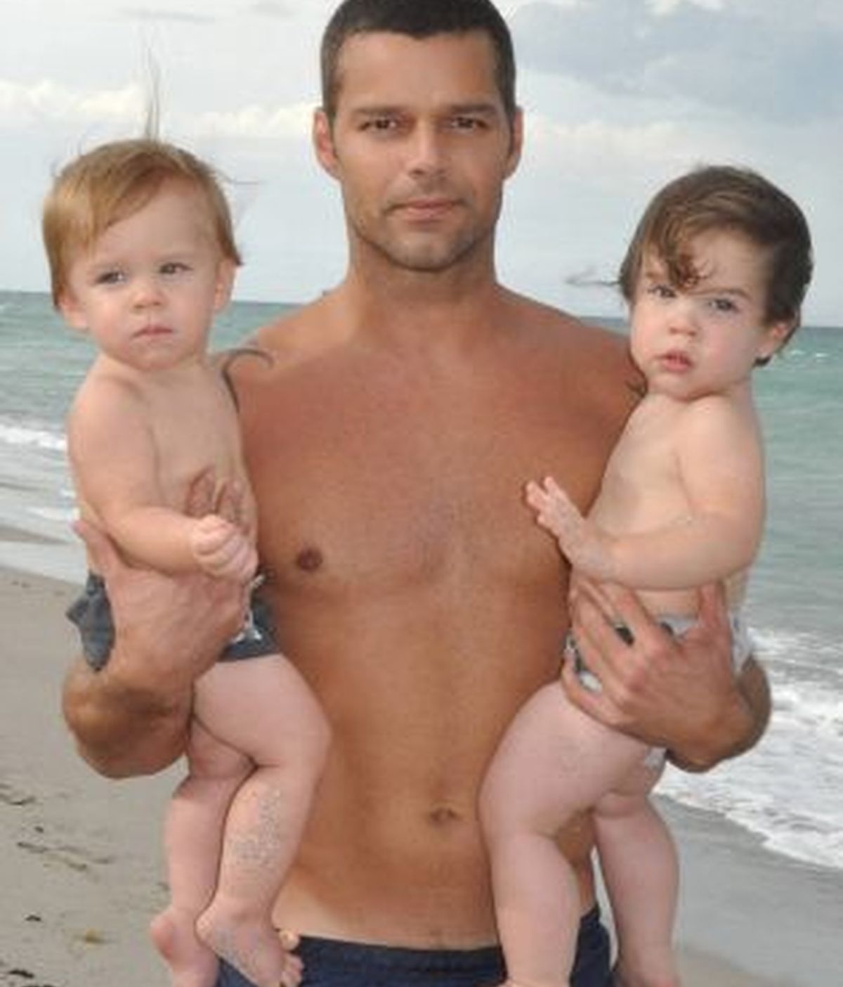Ricky Martin, con sus dos hijos. Foto: Gtres.