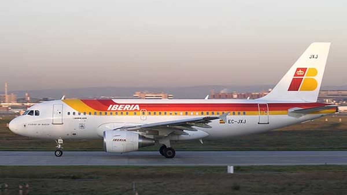Iberia ha subido un 20,7 % en el Ibex-35 tras anunciar su fusión con British Airways. Vídeo:Informativos Telecinco.
