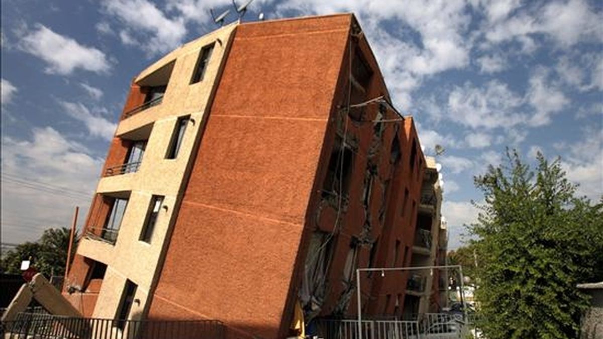 Imagen tomada el pasado 19 de abril en Santiago de Chile, de un edificio derrumbado a raíz del terremoto que sacudió el país el pasado mes de febrero. Desde entonces, la tierra sigue temblando en Chile. EFE/Archivo