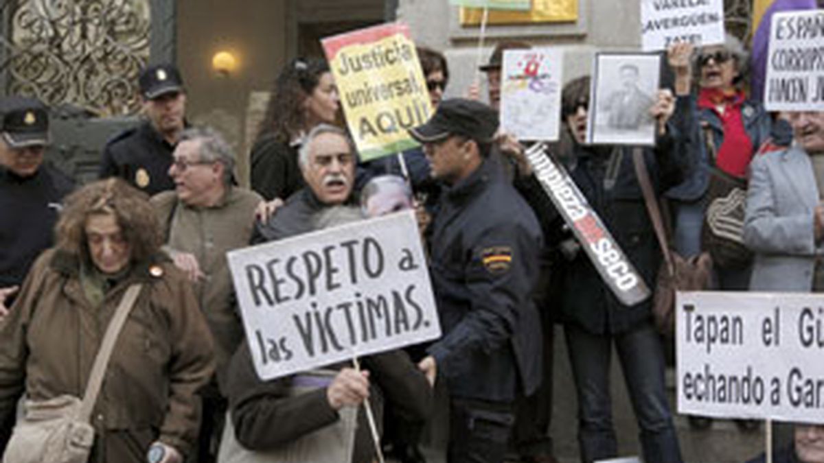 Miembros de asociaciones en favor de la Recuperación de la Memoria Histórica desalojados esta mañana del CGPJ. Foto: EFE