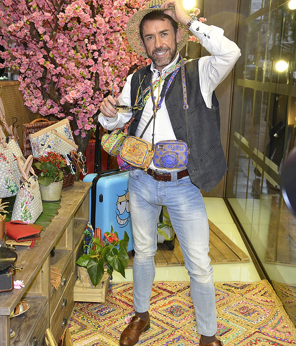 Los colaboradores posan en el escaparate de Salvador Bachiller