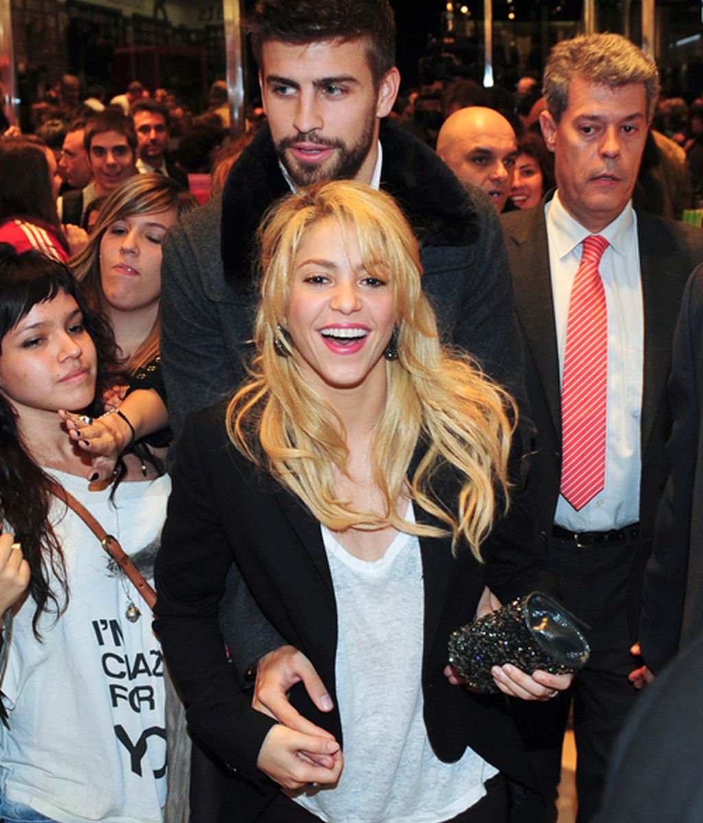 Gerard Piqué se lleva a Shakira a la presentación del libro de su padre