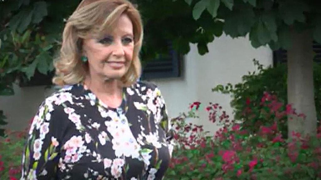 La presentadora posaba con su pareja y sus amigos ante las cámaras