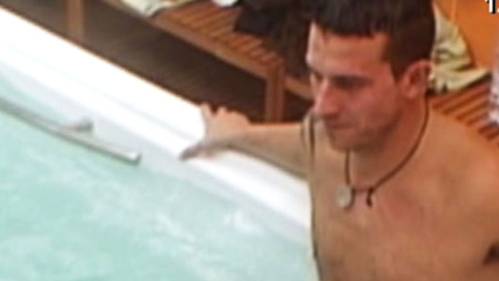 Arturo pellizca a Carol en el jacuzzi