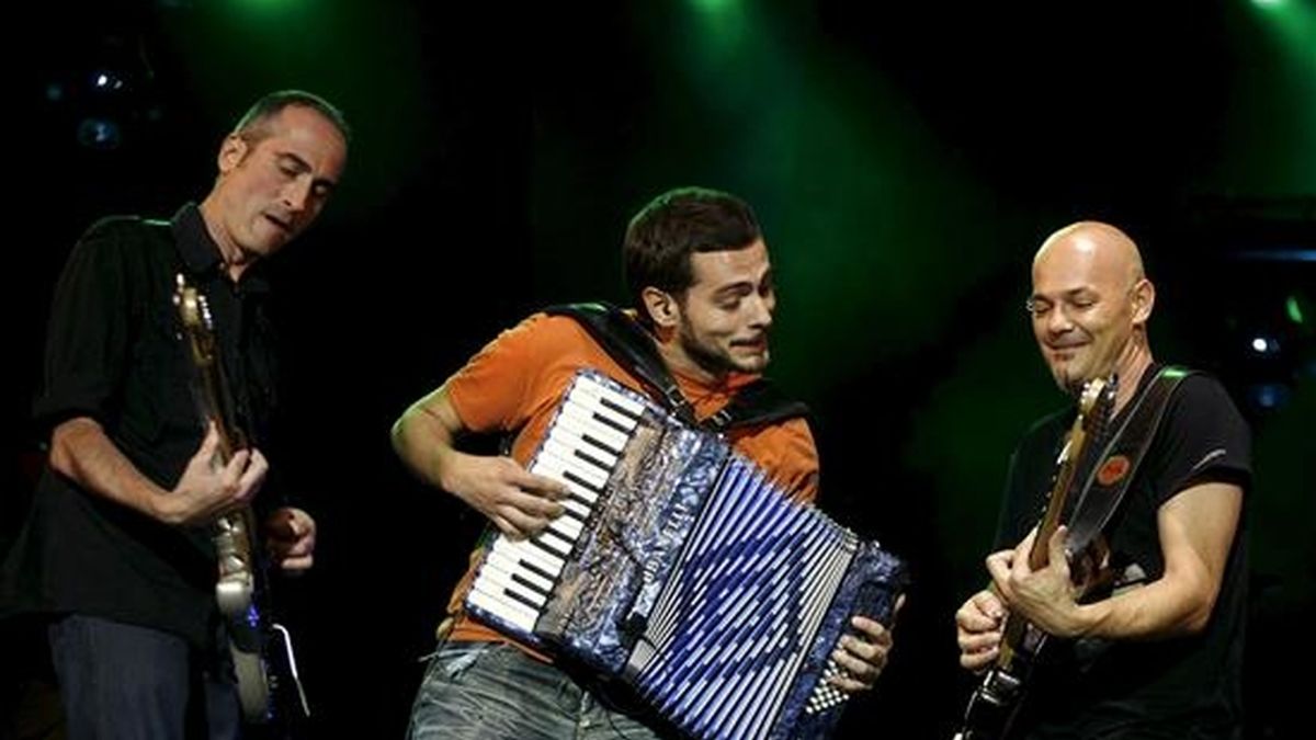 Los integrantes del grupo vallisoletano Celtas Cortos, José Sendino (i), Jorge Arribas (c) y Jesús Cifuentes, durante un concierto en Valladolid. EFE/Archivo