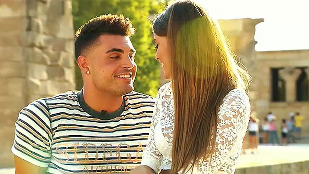 Triana le roba un beso a un pretendiente en la primera cita por primera vez