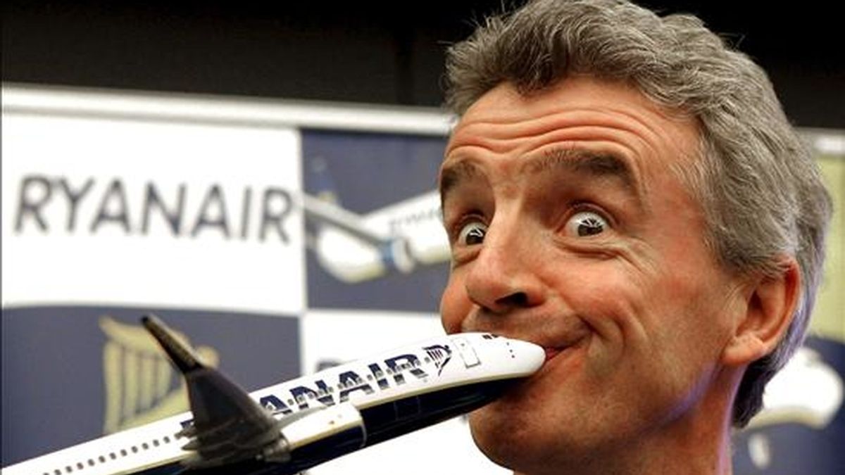 El presidente de la companía aérea de bajo coste Ryanair, Michael O'Leary, bromea durante la rueda de prensa ofrecida esta mañana en la ciudad condal, donde presentó los planes estratégicos de la línea para empezar a operar desde el aeropuerto del Prat. EFE