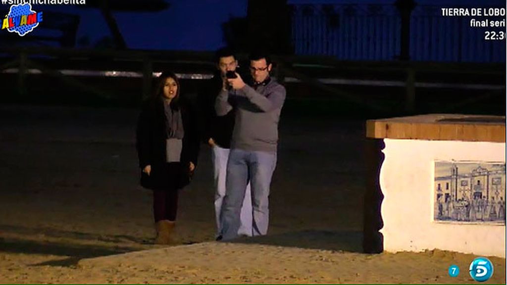 Imágenes de Chabelita y Alberto, acompañados de un amigo que les fotografía