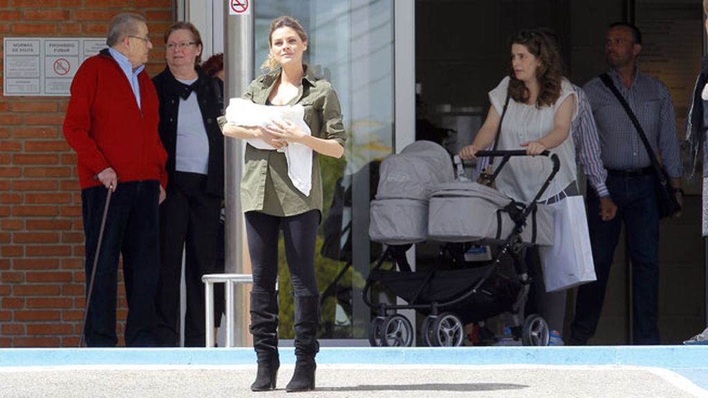 Amaia Salamanca presenta a su hija Olivia