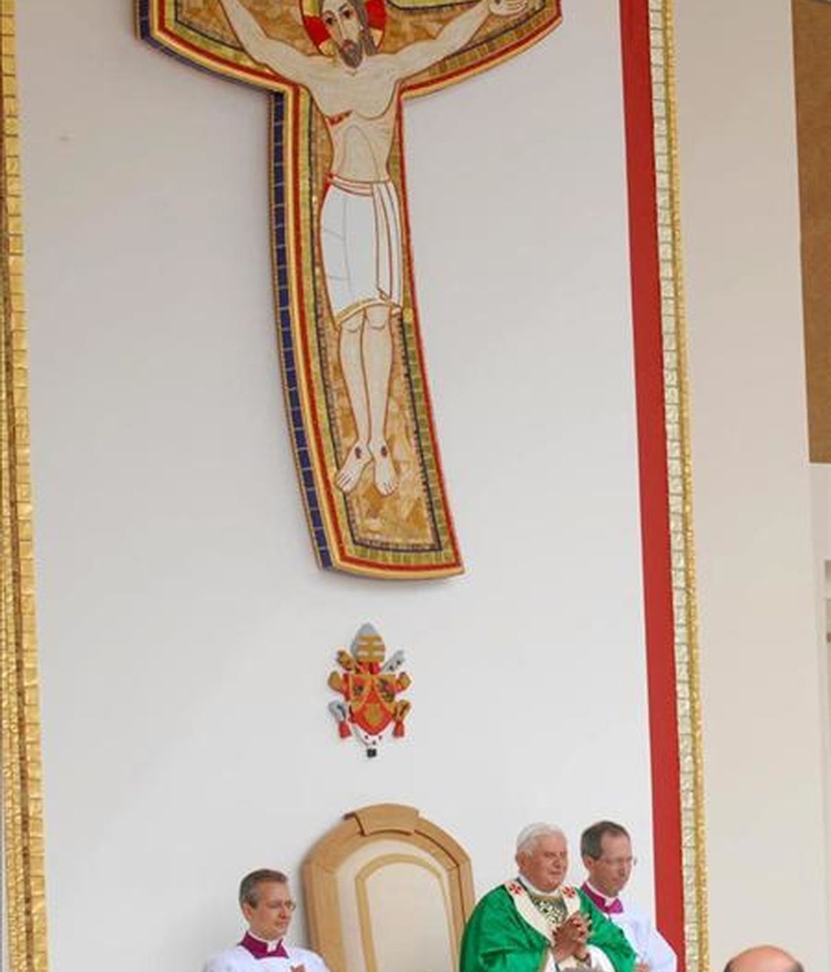 El papa Benedicto XVI oficiando una misa en el santuario de San Giovanni Rotondo, cerca de Foggia, en Puglia (sur de Italia) este domingo 21 de junio. El pontífice se encuentra en este lugar para visitar los restos mortales de San Pío de Pietralcina. EFE