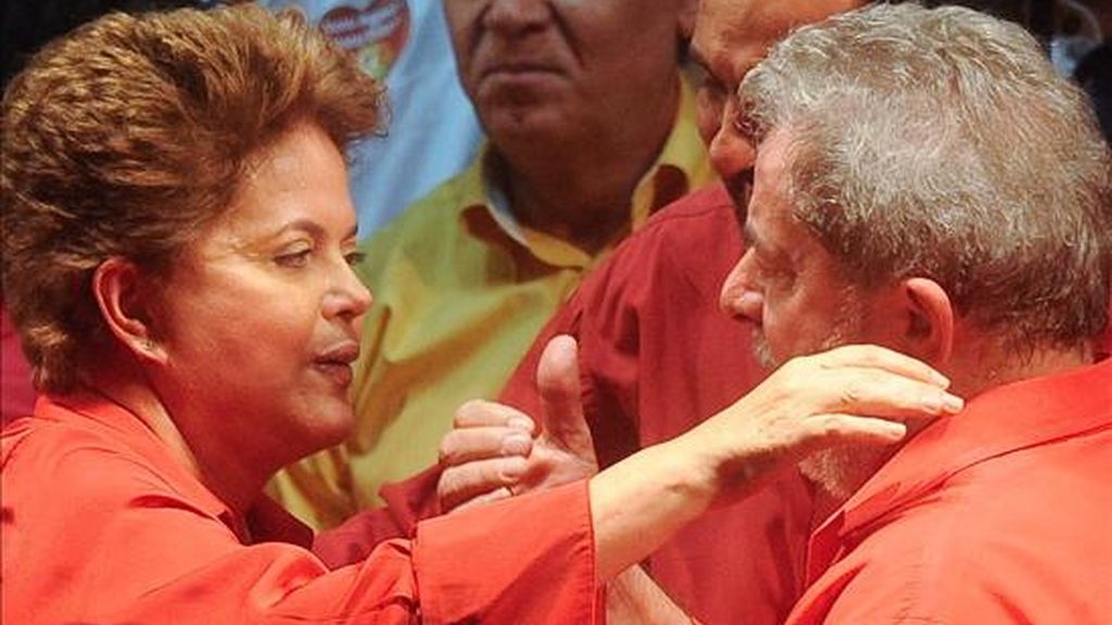 La candidata oficialista a la Presidencia de Brasil, Dilma Rousseff (i), y el presidente brasileño, Luiz Inácio Lula da Silva, participan durante un acto electoral en la ciudad de Ceilandia, en Brasilia (Brasil). EFE La candidata oficialista a la Presidencia de Brasil, Dilma Rousseff (i), y el presidente brasileño, Luiz Inácio Lula da Silva, participan durante un acto electoral en la ciudad de Ceilandia, en Brasilia (Brasil). EFE