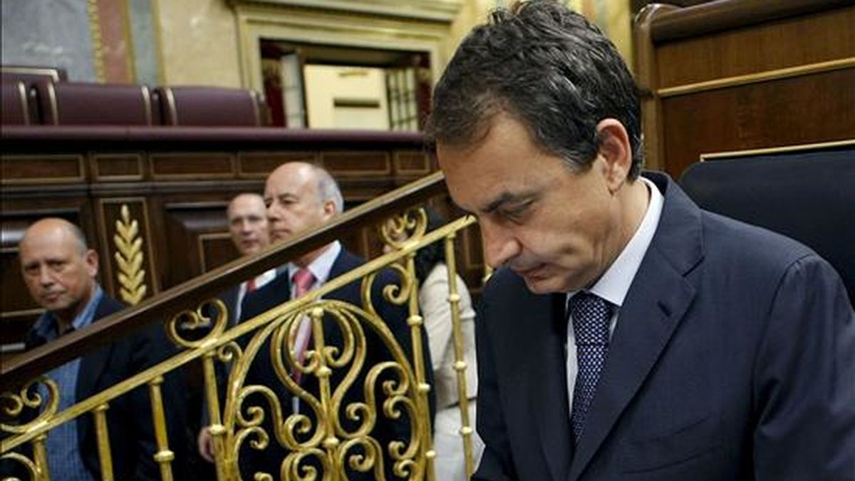 El presidente del Gobierno, José Luis Rodríguez Zapatero, a su llegada al Congreso de los Diputados, donde hoy se celebra la sesión de control al Ejecutivo. EFE
