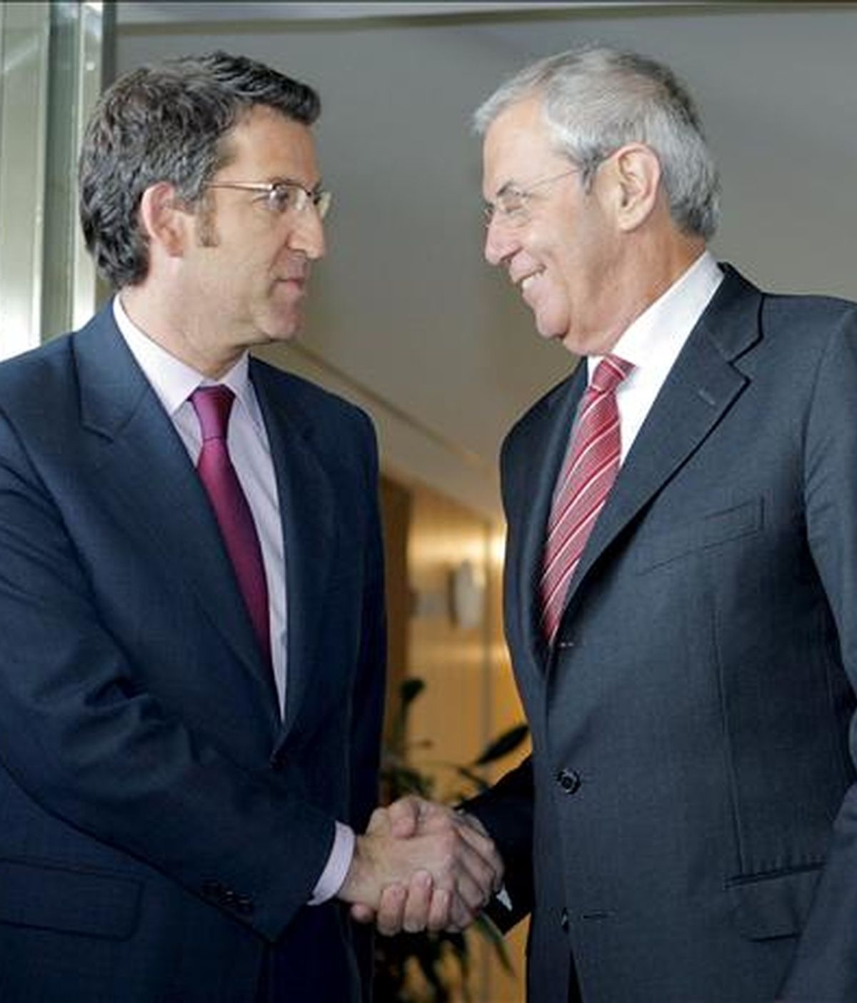 El presidente de la Xunta en funciones, Emilio Pérez Touriño (d), y el presidente electo, Alberto Núñez Feijoo. EFE/Archivo