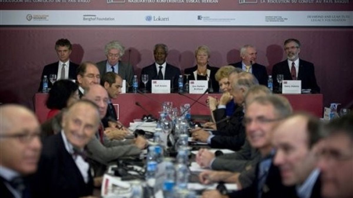 El ex secretario general de la ONU, Kofi Annan, junto al resto de participantes en la "Conferencia Internacional para promover la resolución del conflicto en el País Vasco" en San Sebastián