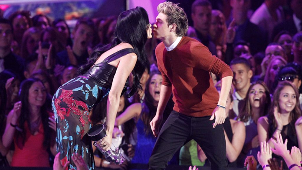 Niall Hollan besa en la boca a Katy Perry