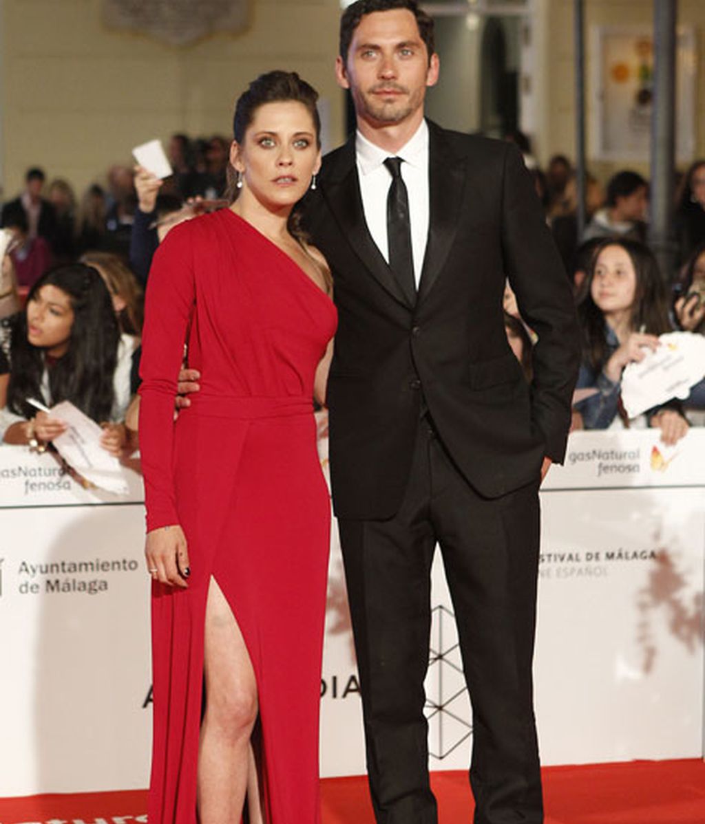 María León, con un Eliee Saab y Paco León, de traje negro, posaron juntos