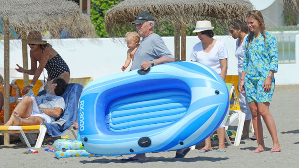 La familia al completo disfruta de unos días de playa