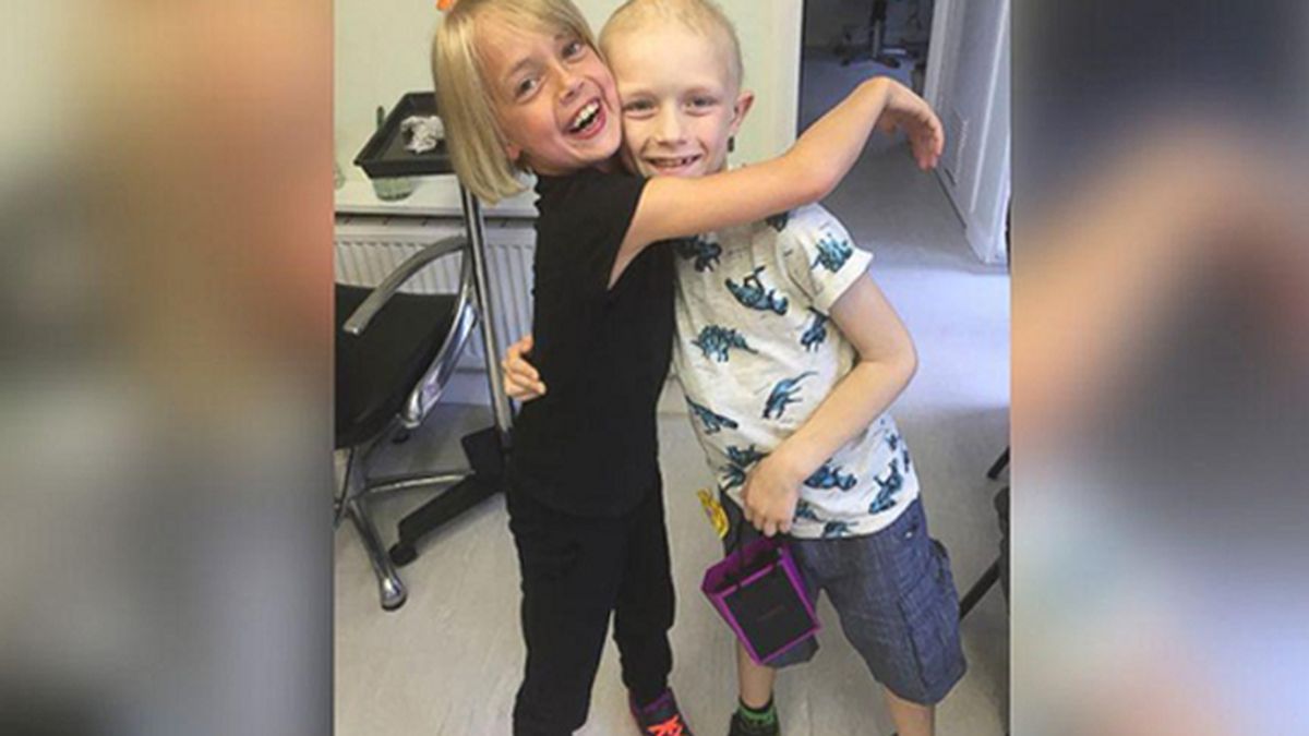 Una niña de 9 años dona su larga melena para ayudar a su ‘novio’ en la lucha contra el cáncer