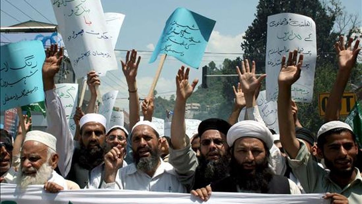 Un grupo de hombres porta una pancarta de denuncia durante una manifestación convocada para protestar por el asesinato del clérigo Sarfraz Naeemi, en Muzaffarabad, capital de la Cahcemira paquistaní, hoy, 13 de junio. Al menos dos personas perdieron la vida cuando un suicida detonó la carga que transportaba en el despacho del religioso, junto a la mezquita Yamia Naeemia en la ciudad oriental de Lahore. EFE