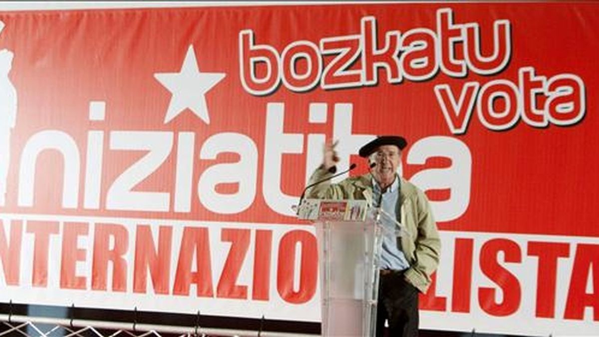 El ex dirigente de Herri Batasuna Tasio Erkizia, interviene en el mitin con el que Iniciativa Internacionalista cerró ayer su campaña en Euskadi. EFE/Archivo