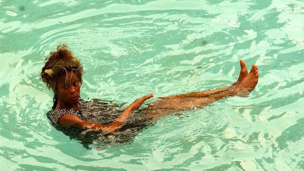 Bañándose en una piscina junto al Mar Muerto en 2003