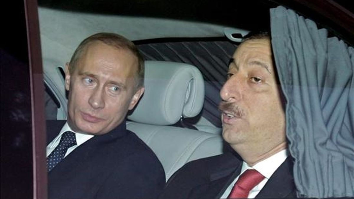 El presidente de Azerbaiyán, Ilham Alíev, se mostró hoy escéptico sobre el futuro del proyecto europeo del gasoducto Nabucco, al tiempo que confirmó que la víspera acordó con el Kremlin vender gas azerbaiyano a Rusia. EFE/Archivo