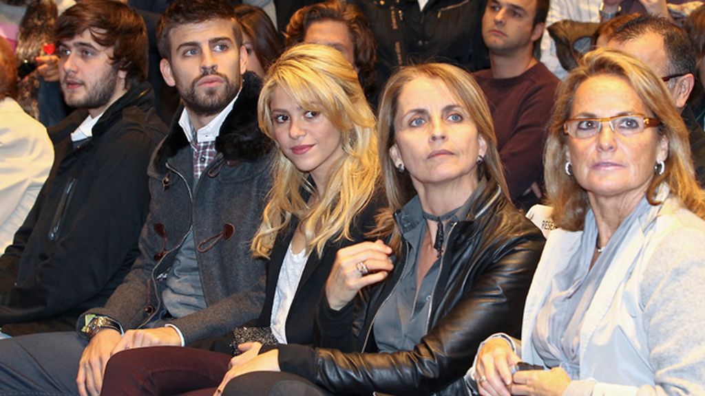 Gerard Piqué se lleva a Shakira a la presentación del libro de su padre