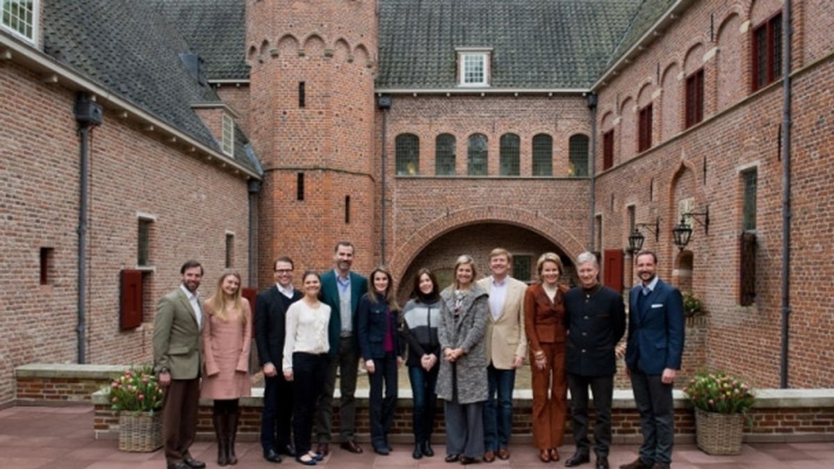 Los Príncipes de Asturias asisten a una reunión de los príncipes herederos europeos
