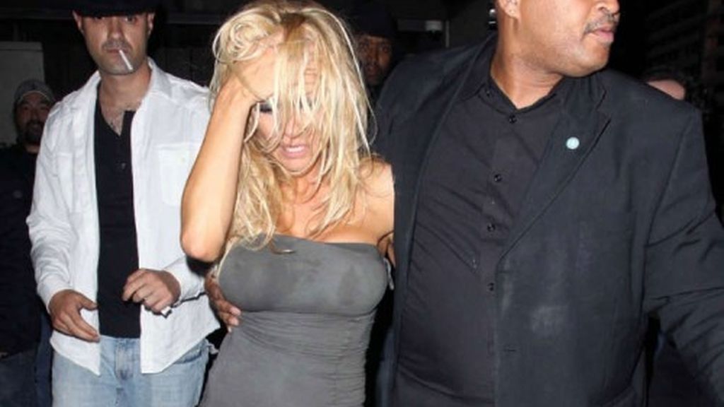 Pamela Anderson completamente borracha a la salida de un pub