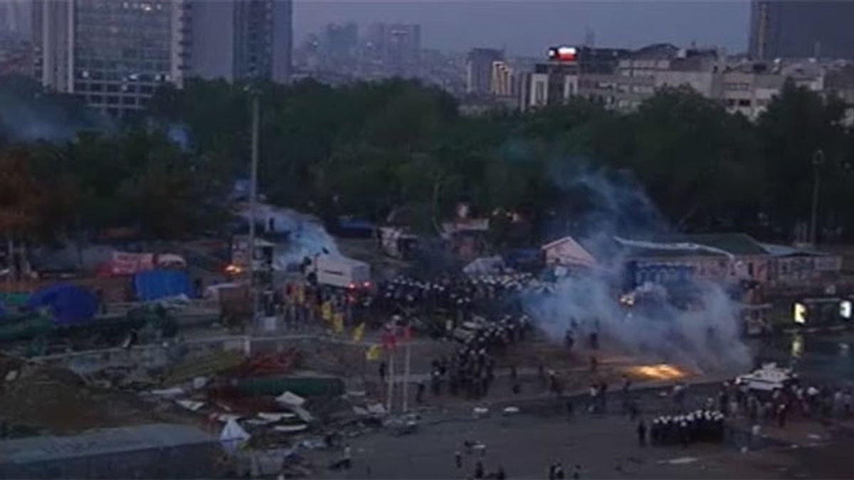 La policía desaloja la plaza Taksim de Estambul