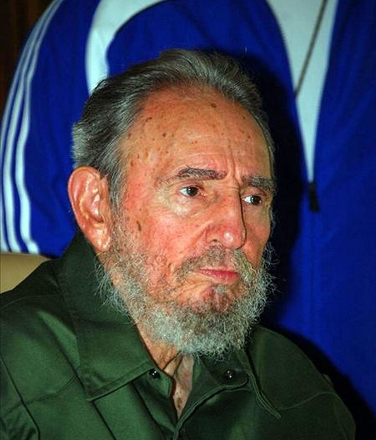 Foto cedida por el sitio oficial CUBADEBATE de la visita realizada por el ex presidente cubano Fidel Castro al pueblo de Artemisa, unos 50 kilómetros al oeste de La Habana. EFE